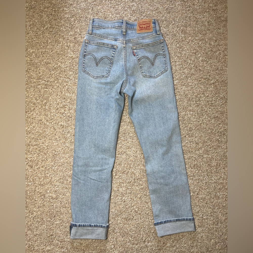 Distressed Wedgie Straight Levi’s Jeans - Picture 4 of 6